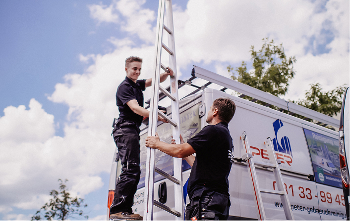 Peter Gebäudereinigung: über 30 Jahre Erfahrung; zufriedene Mitarbeiter