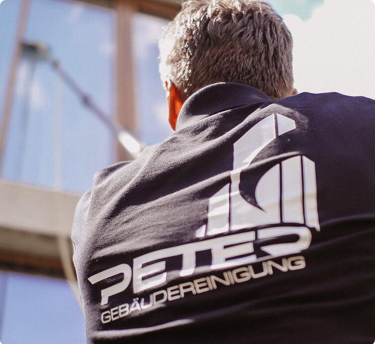 Wir haben alle Geräte, top geschulte Fachkräfte und sorgen mit perfekter Planung dafür, dass Ihre Fenster schnell wieder blitzsauber sind.