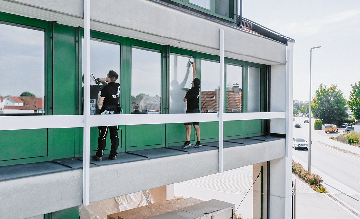 Unser Team erledigt die Reinigung genau nach Plan – Sie wissen immer genau, wann welche Fenster dran sind.