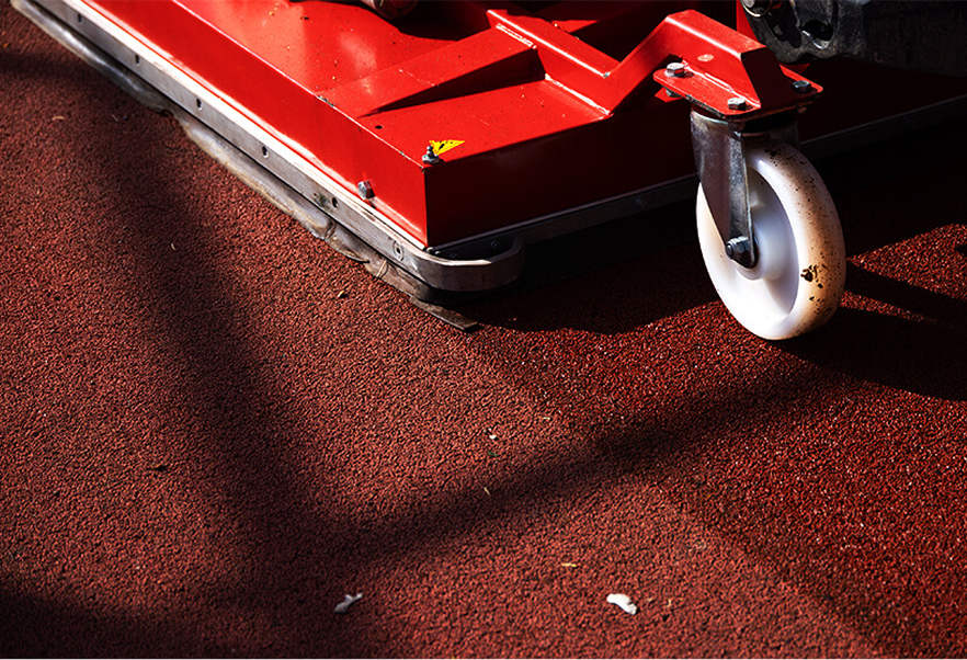 Wir reinigen Ihre Tartanbahn so, dass sie bis zu 20 Jahre länger hält.