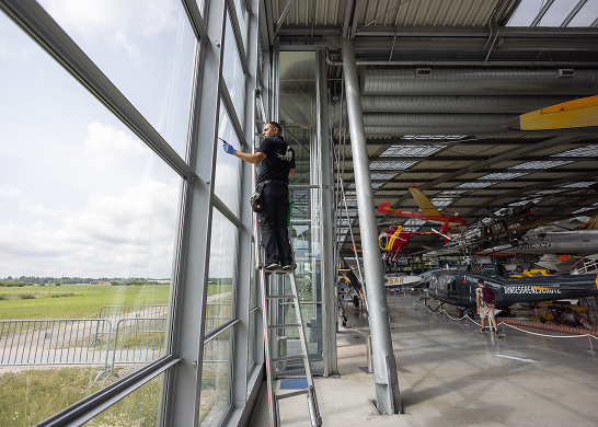 Bei größeren Fensterfassaden und Gebäuden kommen wir jeden Werktag zu Ihnen, ohne Tag Pause!
