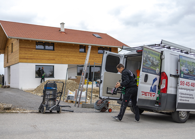 Wir sorgen dafür, dass Ihr Objekt termingerecht gereinigt wird – so können Sie das Gebäude pünktlich und sauber übergeben.