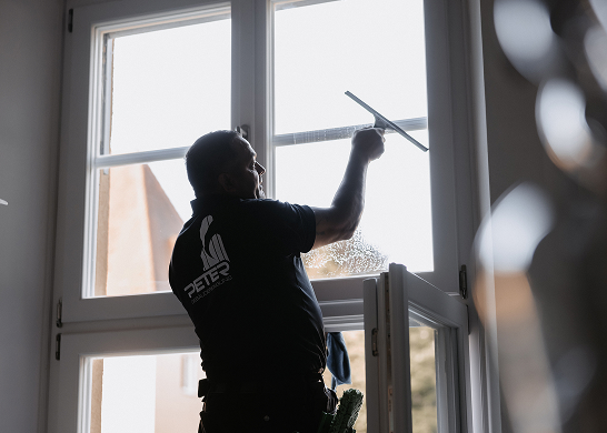 Bei größeren Fensterfassaden und Gebäuden kommen wir jeden Werktag zu Ihnen, ohne Tag Pause!