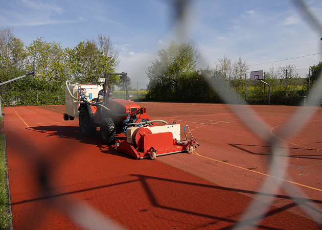 Mit unseren Spezialgeräten reinigen wir Ihre Tartanbahn so intensiv, dass die Drainagefunktion wieder hergestellt wird.