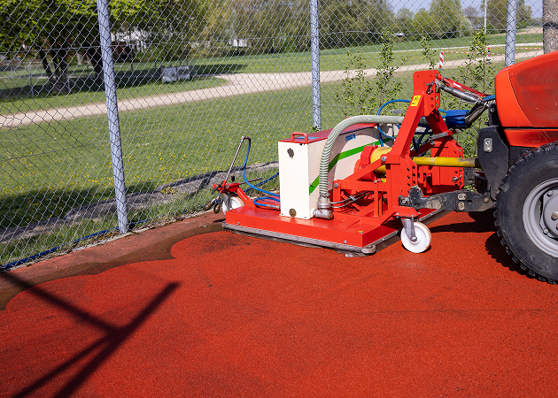 Mit unseren Spezialgeräten reinigen wir Ihre Tartanbahn so intensiv, dass die Drainagefunktion wieder hergestellt wird.