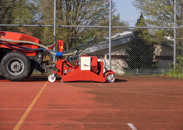 Mit unseren Spezialgeräten reinigen wir Ihre Tartanbahn so intensiv, dass die Drainagefunktion wieder hergestellt wird.