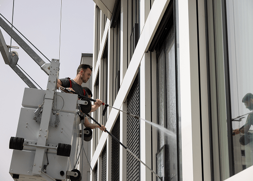 Wir verwenden umweltverträgliche Mittel und kümmern uns darum, Schmutzwasser aufzufangen und ordnungsgemäß aufzubereiten, damit Münchens Umgebung weiterhin lebenswert bleibt.
