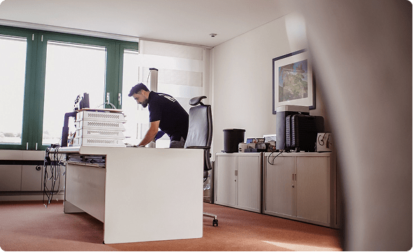 Peter Gebäudereinigung: Feste Reinigungskraft, die Ihr Büro kennt.